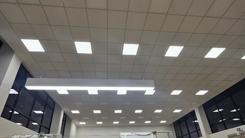 LED panel rasveta i električni sistemi u poslovnom objektu