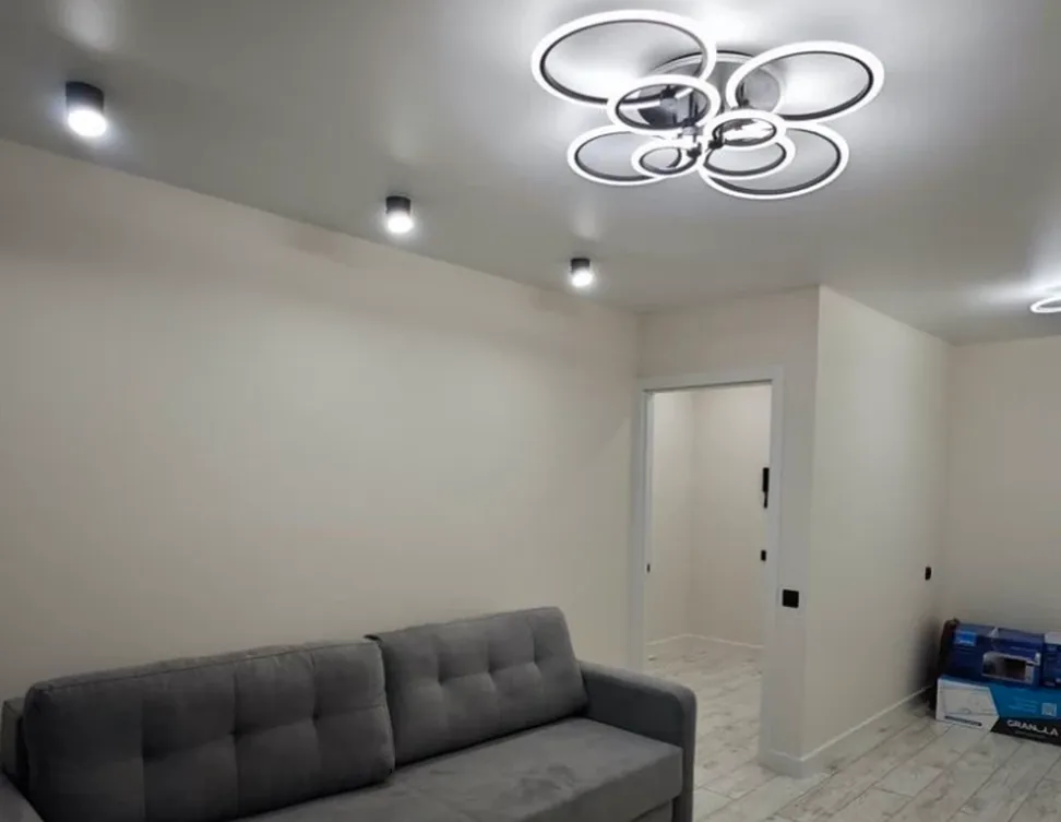 Montirana unutrašnja rasveta – LED luster i ugradni spotovi