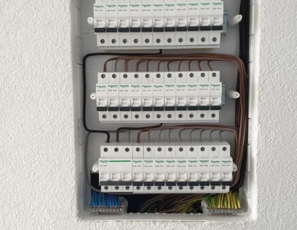 Zamena električne table i ugradnja automatskih osigurača
